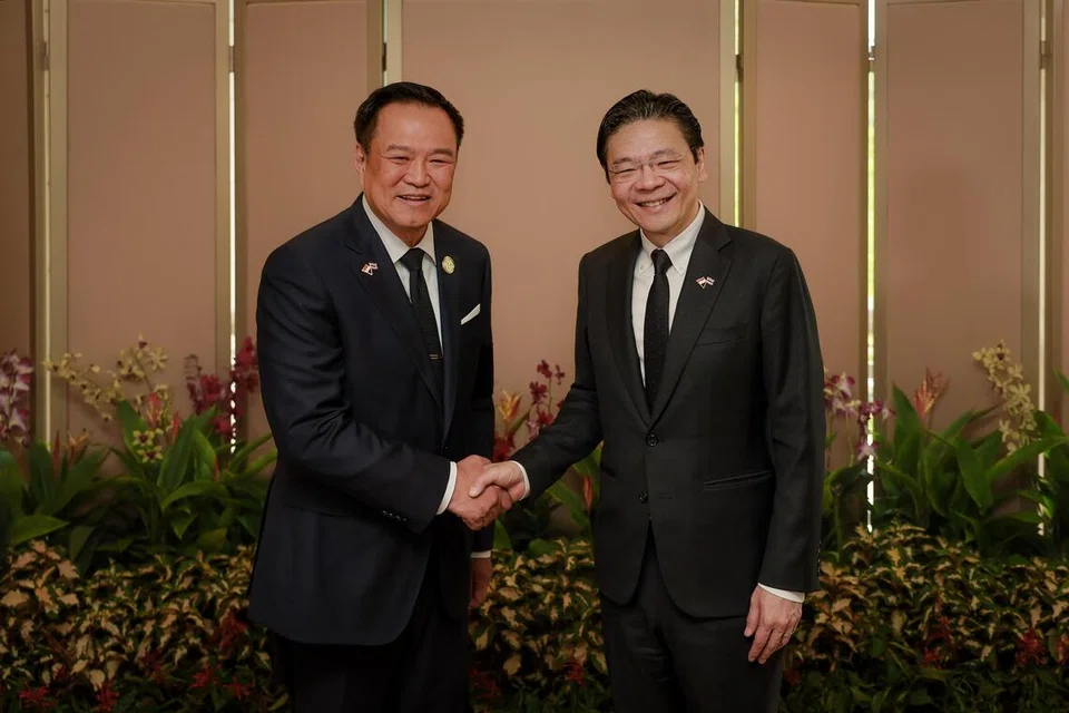 Perdana Menteri, Encik Lawrence Wong (kanan), berjabat tangan dengan rakan sejawatnya dari Thailand, Encik Anuthin Charnvirakul, semasa pertemuan di Kementerian Ehwal Luar (MFA) Singapura, pada 7 November 2025.