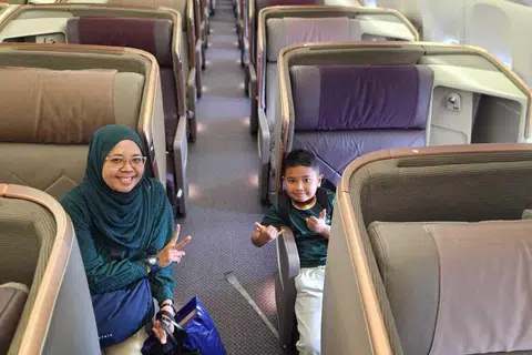 Cik Noor Melissa Zainal dan Mishary bersama-sama menyediakan bungkusan hadiah buat kru kabin SQ bagi penerbangan mereka ke Indonesia pada 27 Disember 2025