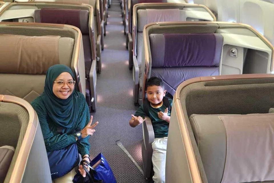 Cik Noor Melissa Zainal dan Mishary bersama-sama menyediakan bungkusan hadiah buat kru kabin SQ bagi penerbangan mereka ke Indonesia pada 27 Disember 2025