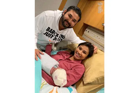 TIMANG ANAK KETIGA: TMJ dan isteri menyambut kelahiran cahaya mata ketiga mereka, seorang bayi lelaki.