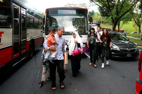 2008: Penumpang turun dari bas untuk berjalan kaki ke Pusat Pemeriksaan Woodlands. Mereka menyifatkan ia lebih cepat berbanding menunggu di dalam bas. Langkah keselamatan dipertingkat selepas pengganas Jemaah Islamiyah (JI), Mas Selamat Kastari, melepaskan diri dari pusat tahanan di Whitley Road. 