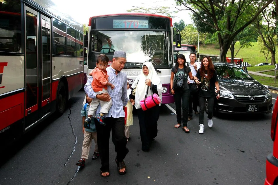 2008: Penumpang turun dari bas untuk berjalan kaki ke Pusat Pemeriksaan Woodlands. Mereka menyifatkan ia lebih cepat berbanding menunggu di dalam bas. Langkah keselamatan dipertingkat selepas pengganas Jemaah Islamiyah (JI), Mas Selamat Kastari, melepaskan diri dari pusat tahanan di Whitley Road. 