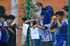 Penyokong Jepun lengkap menyarung jersi biru ikonik untuk menyaksikan latihan pasukan Jepun di Pusat Latihan El Barrial di Monterrey.