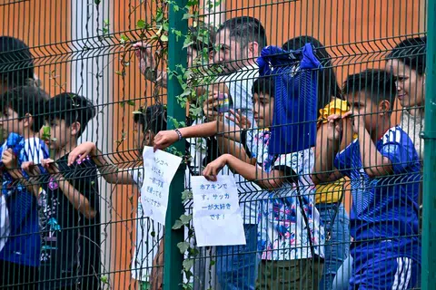 Penyokong Jepun lengkap menyarung jersi biru ikonik untuk menyaksikan latihan pasukan Jepun di Pusat Latihan El Barrial di Monterrey.