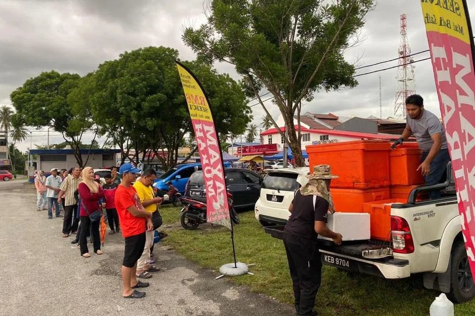 USAHA MURNI: Inisiatif pengusaha pasar raya mini segar, Aimanqawi Mini & Freshmart di Sik, Kedah, mengadakan jelajah jualan dengan menawarkan barangan basah dan kering pada harga murah bantu rakyat tangani bebanan peningkatan kos sara hidup.