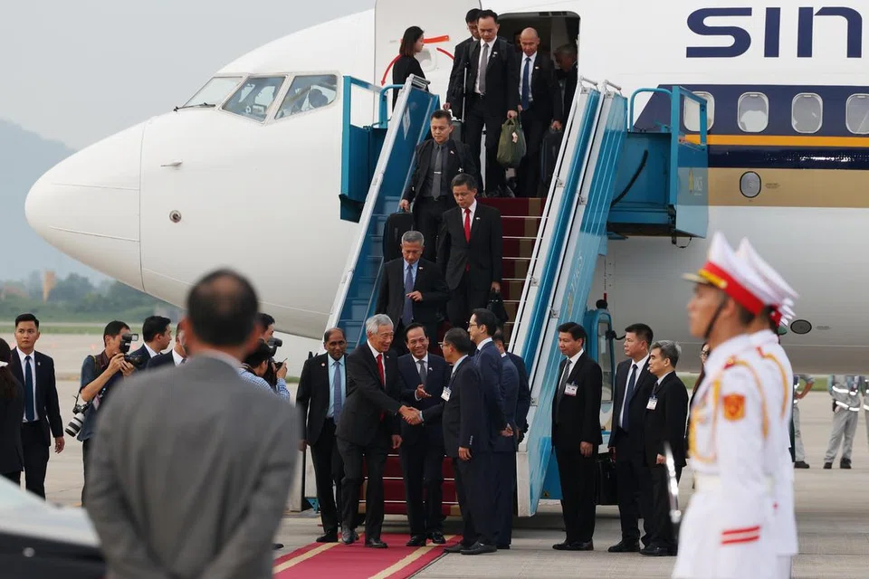 DISAMBUT MESRA: Perdana Menteri Lee Hsien Loong tiba di Hanoi, Vietnam sekali gus memulakan rangka lawatan rasmi ke negara itu selama tiga hari, mulai Ahad. Encik Lee telah disambut mesra oleh (sebelah Encik Lee) Menteri Buruh, Pesakit dan Ehwal Sosial Vietnam, Encik Dao Ngoc Dung, di samping beberapa pegawai pemerintah lain, di Lapangan Terbang Antarabangsa Noi Bai. Ini merupakan lawatan Encik Lee yang pertama ke Hanoi sejak 2018, di mana beliau menghadiri Forum Ekonomi Dunia Asean. Dalam lawatan ini, Encik Lee diiringi oleh Menteri Ehwal Luar, Dr Vivian Balakrishnan; Menteri Pendidikan, Encik Chan Chun Sing dan Menteri Tenaga Manusia merangkap Menteri Kedua Perdagangan dan Perusahaan, Dr Tan See Leng. Beliau dijadualkan bertemu dengan Perdana Menteri Vietnam, Encik Pham Minh Chinh; Presiden, Encik Vo Van Thuong dan beberapa pemimpin lain seperti Setiausaha Agung Parti Komunis Vietnam, Encik Nguyen Phu Trong. Kunjungan ini dibuat sedang Singapura dan Vietnam menyambut ulang tahun ke-50 hubungan diplomatik dan ulang tahun ke-10 bagi kerjasama strategik. 