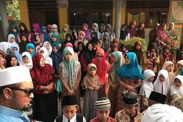 PROJEK DI LUAR NEGARA: Ustaz Mohmed Firdaus Masruhen (kiri) mengetuai ibadah korban yang di adakan di luar negara sekaligus membantu masyarakat di sana merasai nikmat daging korban. - Foto IBADAHSG