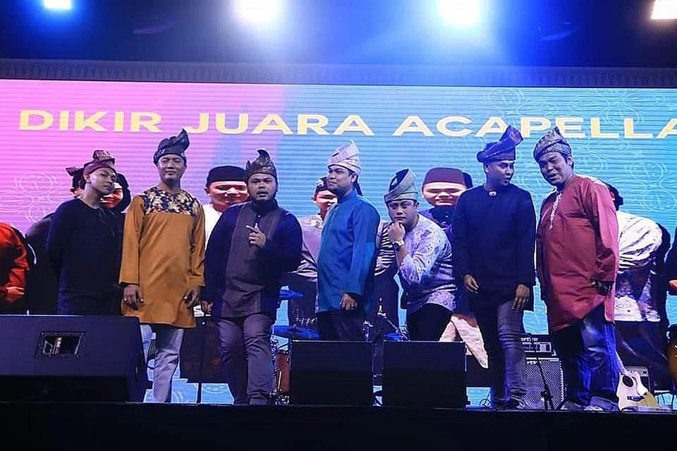 TONJOL BAKAT: Kumpulan Juara - Dikir Pella ketika mempersembahkan dikir pella di Wisma Geylang Serai sempena festival seni remaja, Gala Laga.