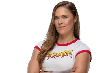 MAMPU MELANGKAH JAUH: Rousey menunjukkan kekuatan dan kemampuannya beraksi dalam gelanggang WWE apabila beliau membuat persembahan cukup menarik, termasuk aksi mengangkat Triple H. - Foto WWE