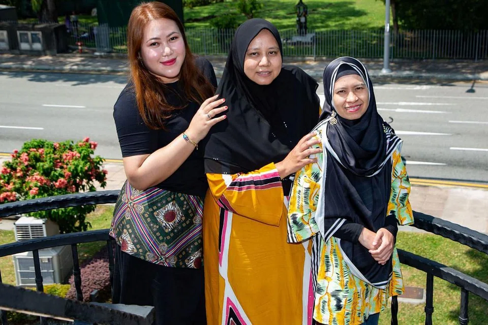 SUARA PENULIS WANITA: Penulis karya popular 'Ombak Rindu' dan 'Kan Kukejar Cinta Kamu', Cik Fauziah Ashari (kanan) menerapkan unsur pemerkasaan wanita secara tersirat dalam watak novelnya. Turut rasa peri pentingnya mewujudkan watak wanita yang utuh semangat dan tidak mudah kecewa dalam kehidupan ialah penulis (dari kiri) Cik Fara Hana dan Cik Hessa Widad. - Foto BH oleh ZALEHA ABDUL