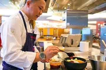 TEMPA NAMA DI RANTAUAN: Encik Reif Othman, pernah bertugas di hotel mewah Burj Al Arab di Dubai, menjadi ketua cef di negara seperti Miami, Hongkong dan New York dan kini menjadi rakan kongsi rangkaian restoran di London, Manaco dan Dubai bersama jutawan Italy. - Foto BM ihsan REIF OTHMAN