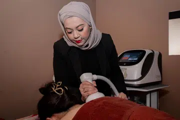 Pemilik pusat kecantikan, La Cara Estetica, Cik Noora Suhailis, sedang memberi rawatan yang dipercayai dapat mencairkan lemak di badan dengan menggunakan mesin yang ditempah dari Korea Selatan.