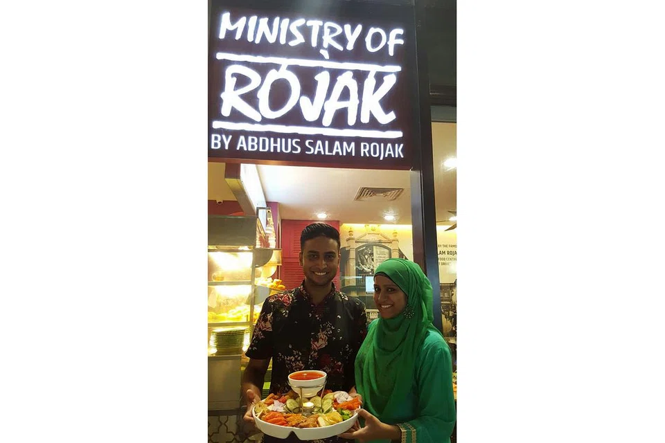 NIAGA WARISAN: Pasangan Encik Abdhus Salam Akber Ali, yang memiliki ijazah sarjana muda kejuruteraan elektrik dan elektronik, dan isterinya, Cik Nadira Ahamed Basir, membuka restoran Ministry of Rojak sebagai penyambung warisan ayahnya.