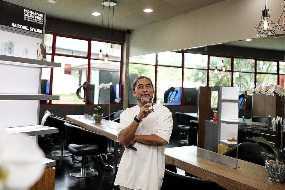 BUAT KEPUTUSAN BERANI: Encik Omar membuka salun rambut barunya, OM Salon, di Swiss Club Singapore pada awal bulan ini walaupun dalam keadaan ekonomi merundum kini. - Foto BM oleh JOEL CHAN