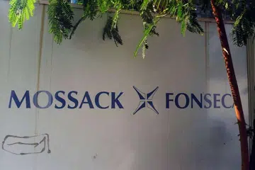Tanda di luar bangunan di Panama di mana pejabat firma undang-undang Mossack Fonseca, yang berpangkalan di negara itu, terletak. 