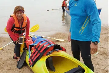 TERPISAH DARI AHLI KUMPULAN LAIN: Keadaan laut yang bergelora menyebabkan kayak Cik Puah (kiri) dan Encik Tan (kanan) terpisah dari kumpulan ekspedisi kayak mereka yang lain. - Foto LIANHE ZAOBAO.