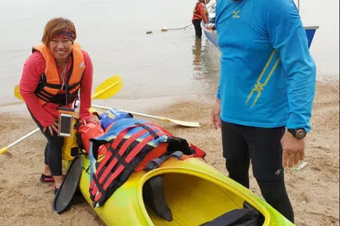 TERPISAH DARI AHLI KUMPULAN LAIN: Keadaan laut yang bergelora menyebabkan kayak Cik Puah (kiri) dan Encik Tan (kanan) terpisah dari kumpulan ekspedisi kayak mereka yang lain. - Foto LIANHE ZAOBAO.
