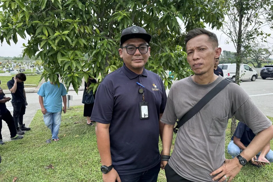 Encik Azman Mohd (kanan) merupakan rakan sekerja Allahyarhamha Norzihan Juwahib yang bersama beliau dalam van yang terlibat dalam kemalangan di Tampines. Bersama beliau adalah  Encik Joedzuanir Harun, pengurus pembangunan perniagaan syarikat First Choice Pest Control.