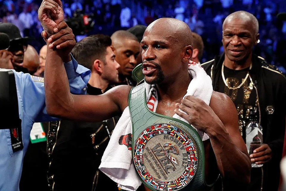 SAMA REKOD TAPI SAMA 'TINGGI'?: Kededua petinju Thai, Wanheng Menayothin dan bekas jaguh Amerika Syarikat, Floyd Mayweather Jr (atas), kini mengongsi rekod 50 kemenangan profesional. Namun, ada pemerhati menarik perhatian bahawa kejayaan petinju Thai itu adalah ke atas pencabar yang lemah dan tidak dikenali berbanding pencapaian hebat Mayweather menewaskan pesaing terkemuka dunia. - Foto Reuters