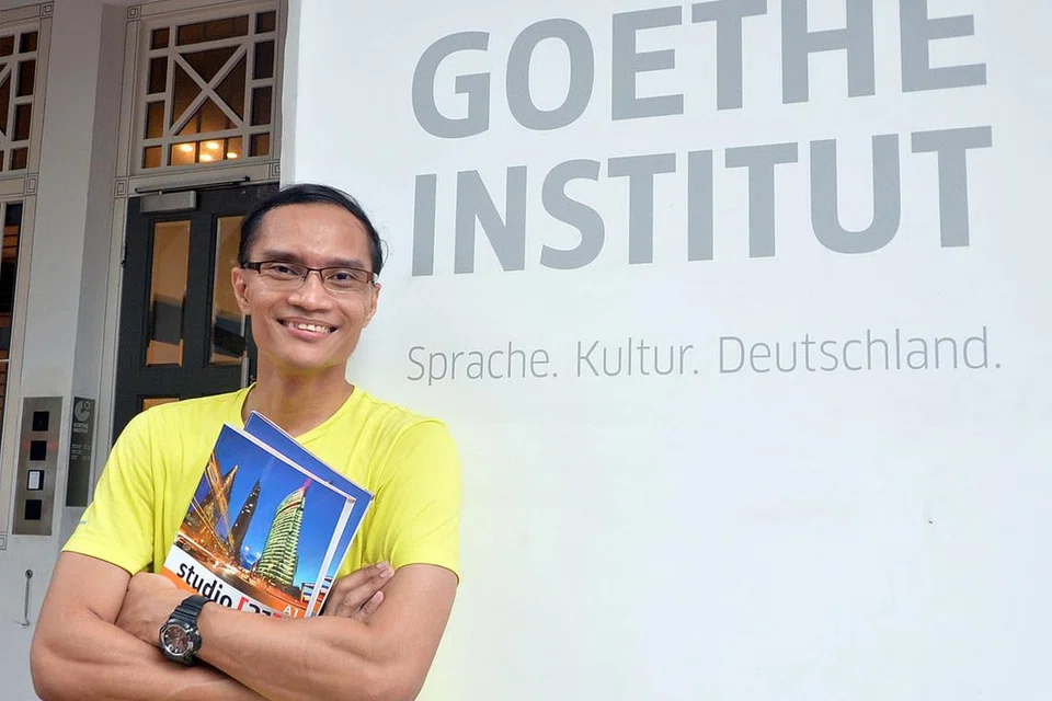 KERANA MUZIK: Minat Encik Raiyhan Rahiman dalam bahasa Jerman berputik pada usia remaja kerana beliau menggemari band muzik yang berasal dari Jerman. - Foto KHALID BABA