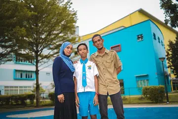 JAYA MESKIPUN MENCABAR: Muhammad Aleyal Hariths bersama ibu bapanya - Cik Nurlaela dan Encik Mohd Nizam Haron - bersyukur mendapat sokongan daripada keluarga, teman dan sekolahnya semasa membuat persiapan bagi PSLE di tengah-tengah pandemik Covid-19. - Foto
