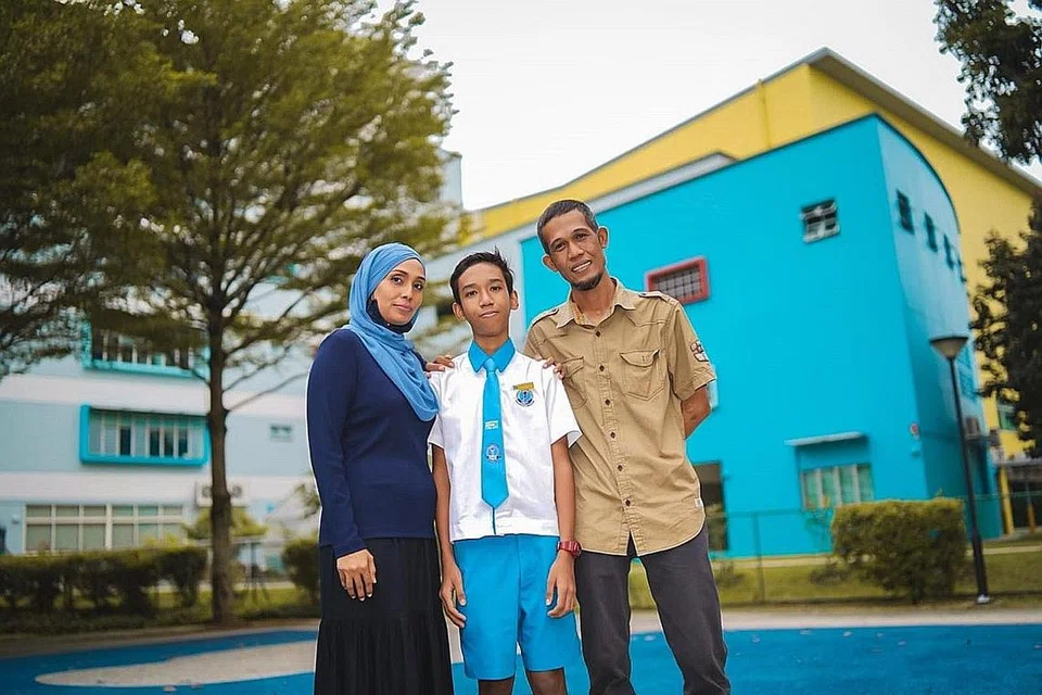 JAYA MESKIPUN MENCABAR: Muhammad Aleyal Hariths bersama ibu bapanya - Cik Nurlaela dan Encik Mohd Nizam Haron - bersyukur mendapat sokongan daripada keluarga, teman dan sekolahnya semasa membuat persiapan bagi PSLE di tengah-tengah pandemik Covid-19. - Foto