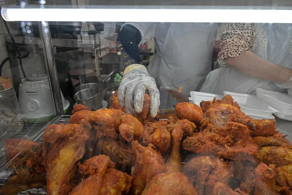 Ayam goreng halia mempunyai kulit garing dengan lima hingga enam jenis rempah digunakan.