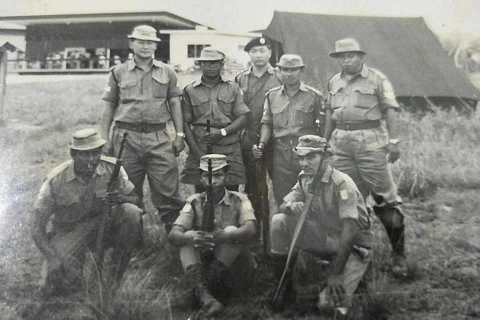 SEMASA MUDA: Ini antara askar Queen's Close. - Foto RAFFIDAH WAHAB 