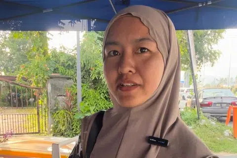 PELANGGAN SETIA: Cik Norazila Yahya adalah pelanggan tetap epok-epok Cik Norhayu Mohd Noor, peniaga epok-epok inti oksigen yang tular di Batu Caves, Selangor.