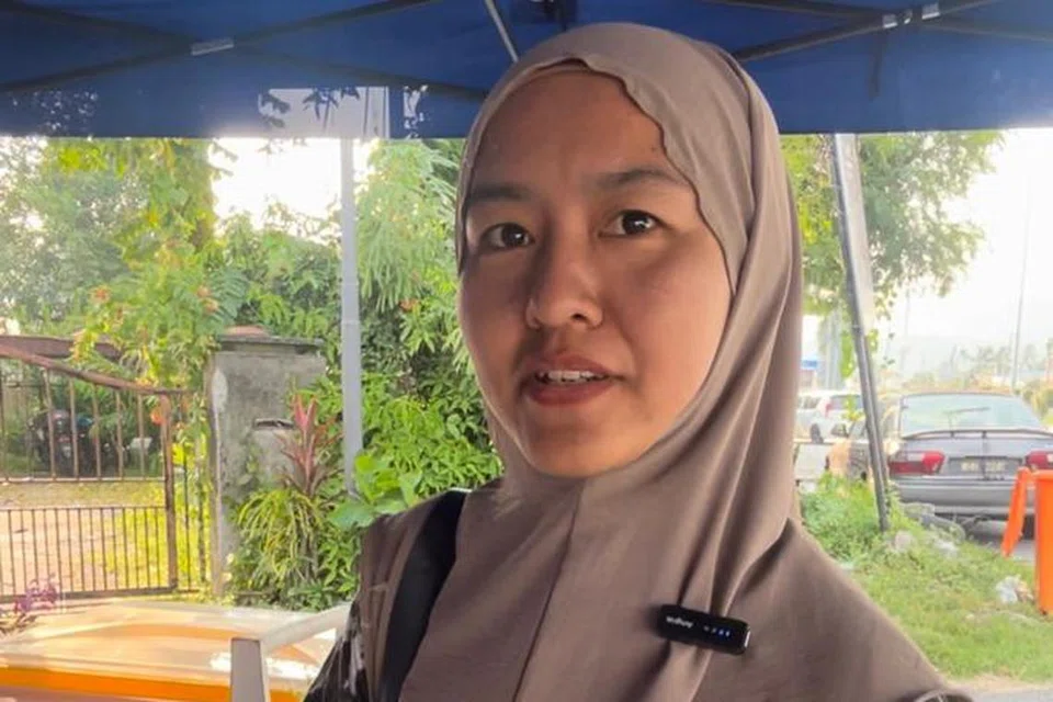 PELANGGAN SETIA: Cik Norazila Yahya adalah pelanggan tetap epok-epok Cik Norhayu Mohd Noor, peniaga epok-epok inti oksigen yang tular di Batu Caves, Selangor.