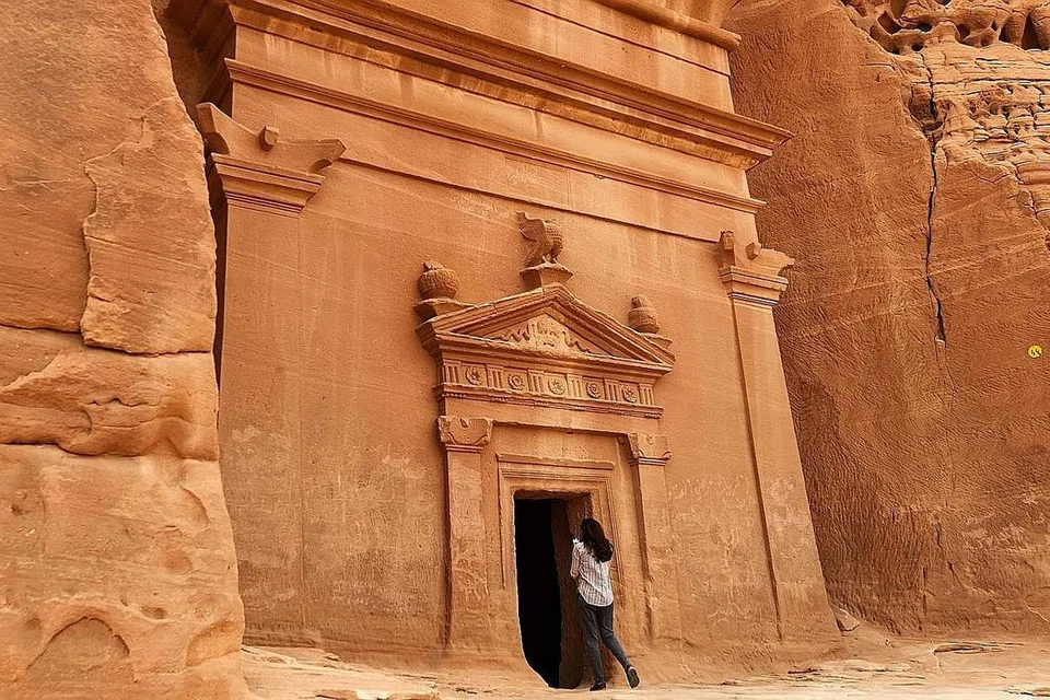 KAWASAN BERSEJARAH: Para pelancong boleh melawat salah sebuah tarikan di Madain Saleh yang merupakan antara lima Tapak Warisan Dunia Unesco dekat bandar al-Ula di Arab Saudi.