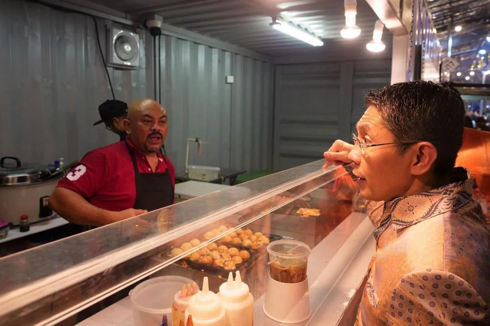 Dr Mohamad Maliki Osman, yang dilihat beramah dengan salah seorang pegerai (atas). - Foto WGS