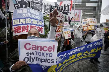 KEBIMBANGAN KESIHATAN: Penunjuk perasaan menunjukkan slogan semasa satu demonstrasi menentang penganjuran Sukan Olimpik di Tokyo, Jepun. - Foto EPA-EFE