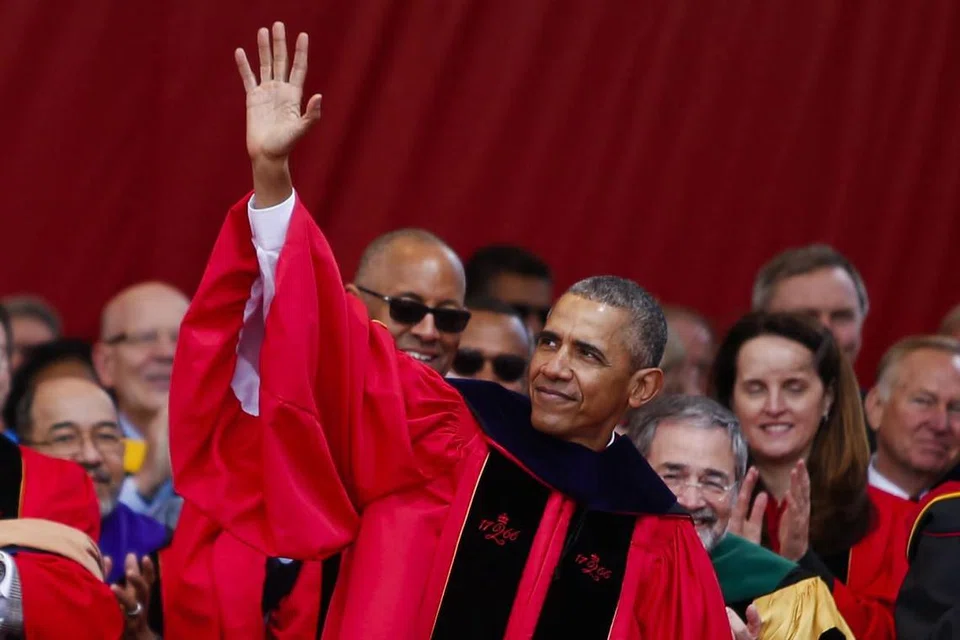  BUKAN LANGKAH BIJAK: Presiden Obama melambai kepada hadirin selepas berucap di majlis konvokesyen ke-250 Universiti Rutgers kelmarin di mana beliau menyelar cadangan yang dikemukakan Encik Trump sepanjang kempen Pilihan Raya Presiden. - Foto AFP