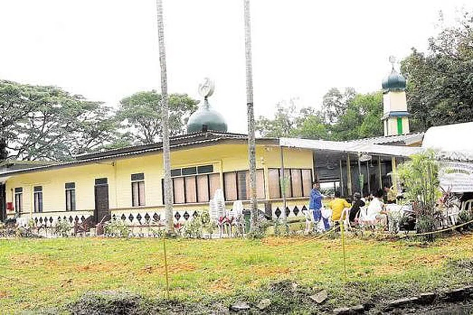 DAPAT PAJAKAN LEBIH LAMA: Pengurusan Masjid Ahmad Ibrahim, Masjid Tentera Di Raja dan Masjid Petempatan Melayu Sembawang (atas) kini boleh membuat perancangan mempertingkat masjid dan menyediakan kemudahan lebih baik kepada jemaah. - Foto-foto fail