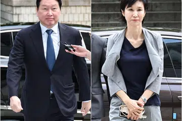 Pengerusi SK Group, Chey Tae-won (kiri), dan bekas isterinya, Roh Soh-yeong, tiba di Mahkamah Tinggi Seoul pada 26 Jun 2026. Mahkamah pada 24 Julai mengarahkan Chey membayar 944 bilion won sebagai pembahagian harta selepas Mahkamah Agung mengarahkan kes perceraian berprofil tinggi itu dinilai semula.