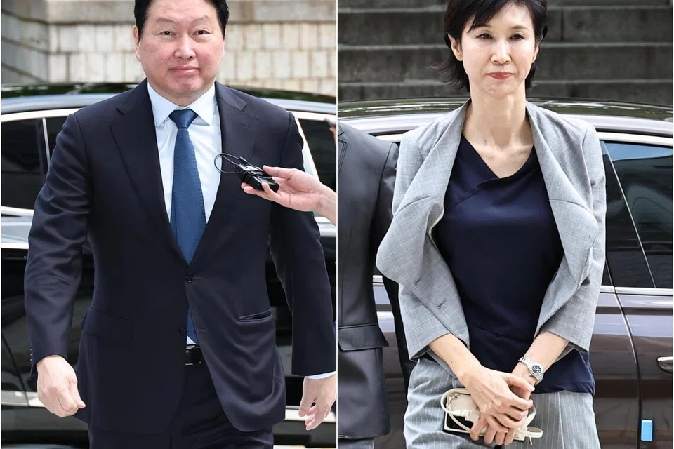 Pengerusi SK Group, Chey Tae-won (kiri), dan bekas isterinya, Roh Soh-yeong, tiba di Mahkamah Tinggi Seoul pada 26 Jun 2026. Mahkamah pada 24 Julai mengarahkan Chey membayar 944 bilion won sebagai pembahagian harta selepas Mahkamah Agung mengarahkan kes perceraian berprofil tinggi itu dinilai semula.