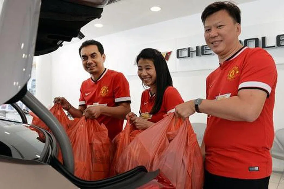 MEMBERI BANTUAN: Chevrolet menaja 150 hamper makanan bagi diagihkan kepada 150 keluarga yang memerlukan. - Foto M.O. SALLEH
