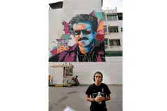 TERSENTUH DENGAN PERJUANGAN RAJINIKANTH: Encik Mohammed Zulkarnaen Othman atau dikenali sebagai Zero, memilih untuk melukis potret wira filem Tamil, Rajinikanth, di bangunan usang Hindoo Road, kerana merasakan Rajinikanth adalah lambang seorang pekerja biasa yang mampu mencapai status bintang filem hasil kesungguhannya. - Foto M.O. SALLEH