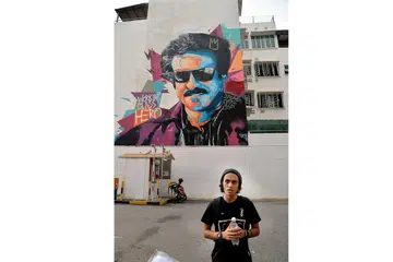 TERSENTUH DENGAN PERJUANGAN RAJINIKANTH: Encik Mohammed Zulkarnaen Othman atau dikenali sebagai Zero, memilih untuk melukis potret wira filem Tamil, Rajinikanth, di bangunan usang Hindoo Road, kerana merasakan Rajinikanth adalah lambang seorang pekerja biasa yang mampu mencapai status bintang filem hasil kesungguhannya. - Foto M.O. SALLEH