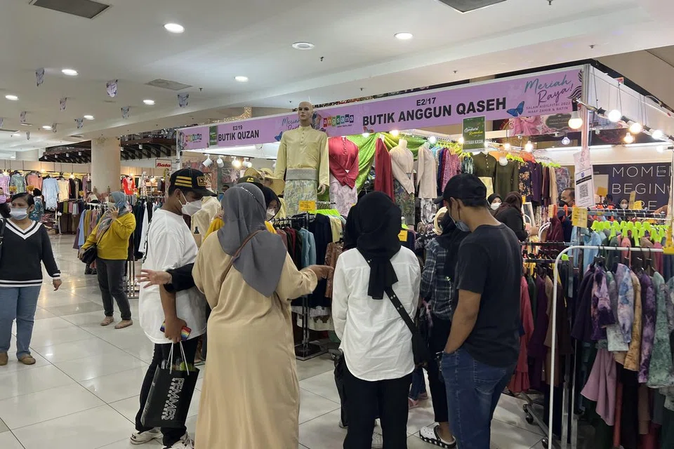 Warga Singapura mengambil peluang kejatuhan nilai Ringgit Malaysia untuk berbelanja sakan di Malaysia, terutama sepanjang cuti Tahun Baru Cina.