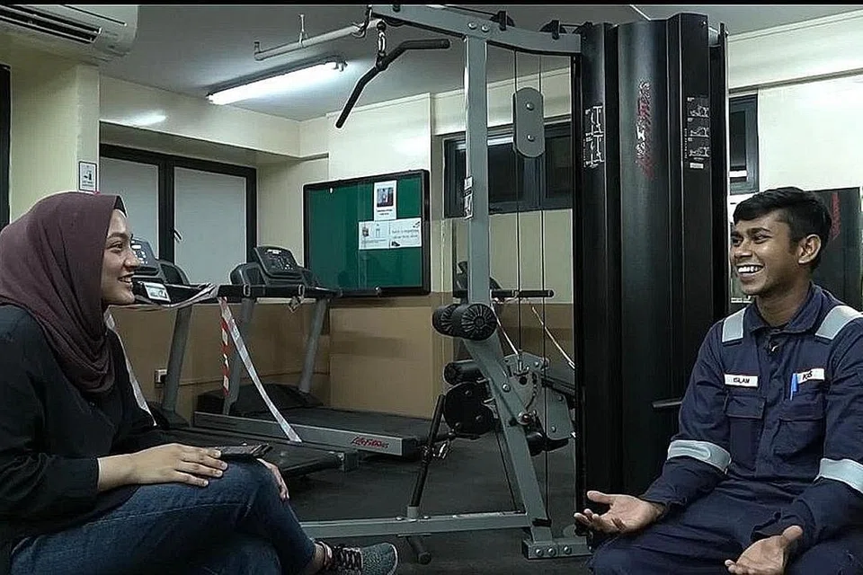 MENCERITAKAN PENGALAMAN: Encik Islam diwawancara wartawan Berita Minggu Natasha Mustafa dalam episod terbaru 'The BM Show' mengenai pengalamannya tinggal di dormitori Westlite Toh Guan sepanjang wabak Covid-19. - Foto BM oleh FAKHRURADZI ISMAIL