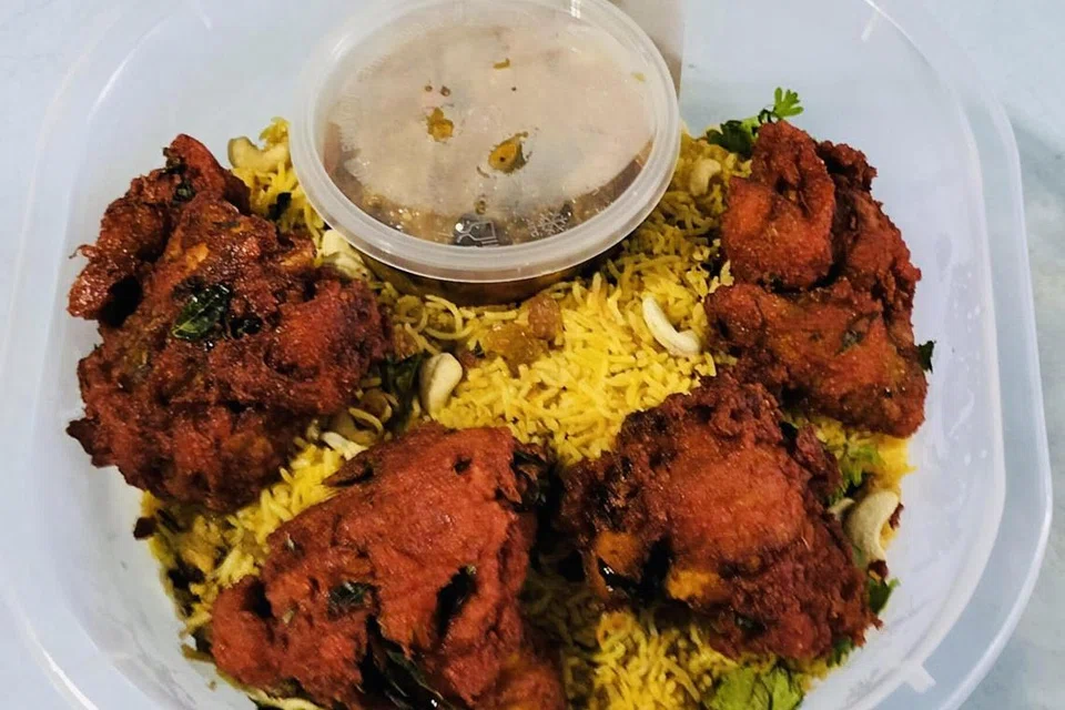 MENYELERAKAN: Nasi beriani ‘Har Yasin Wedding Biryani’ dalam bekas yang mudah dibawa dan praktikal. 