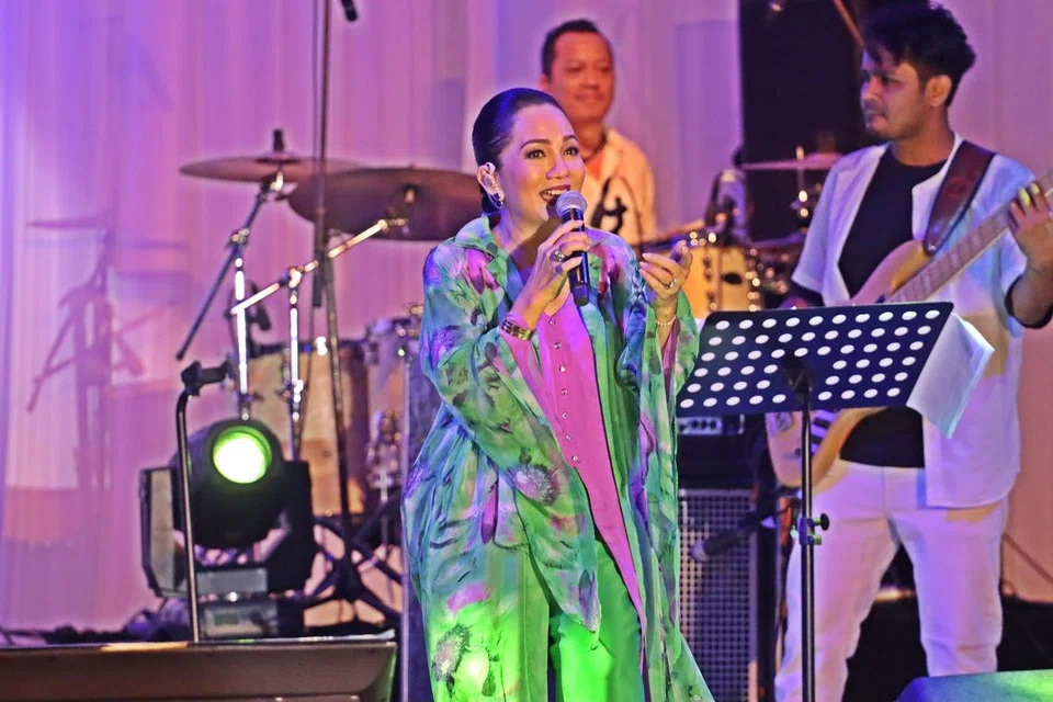 RATU JAZ PENGHIBUR HEBAT: Datuk Sheila Majid begitu interaktif dalam persembahannya dan memberi yang terbaik walaupun masa berlalu begitu pantas dan terbatas. 