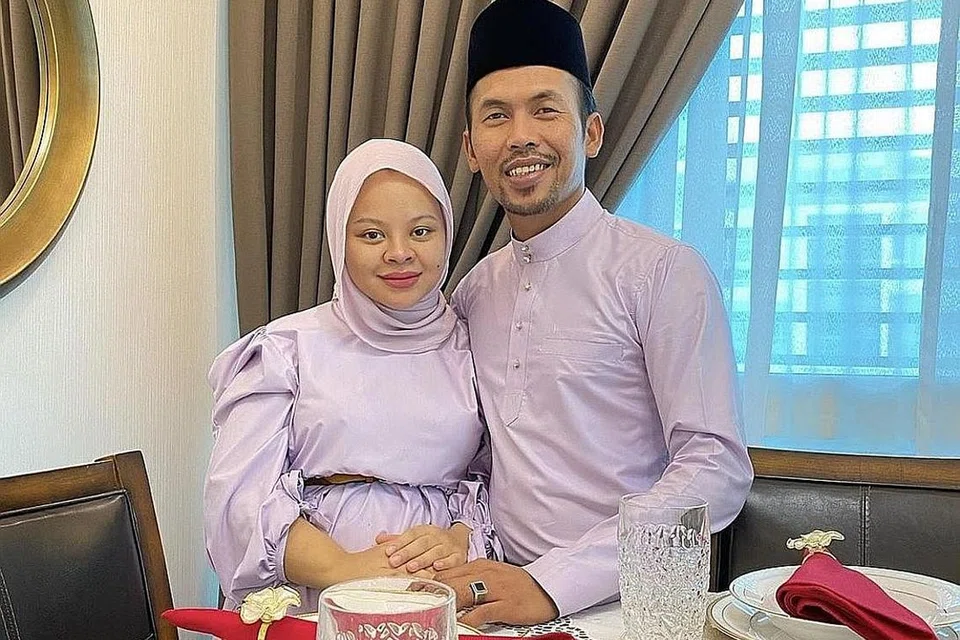TINGGA KENANGKAN: Allahyarhamha Siti Sarah, yang mengandung, bersama Shuib semasa Hari Raya tahun ini. - Foto-foto INSTAGRAM SITI SARAH RAISUDDIN