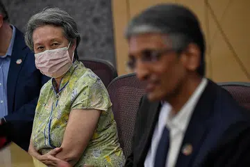 PERTUKARAN PUCUK PIMPINAN: Cik Ho Ching (kiri) akan melepaskan jawatan CEO dan pengarah eksekutif Temasek Holdings kepada Encik Pillay (kanan), yang juga adalah CEO cabang pelaburan, Temasek International. - Foto BH oleh KUA CHEE SIONG