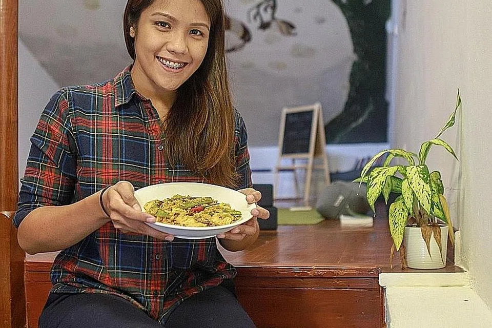 PERLU KOMITMEN: Azam mengurangkan berat badan perlu diiringi tekad untuk meninggalkan amalan kurang sihat, kata Cik Aqilah yang kelihatan memegang pinggan berisi 'Nasi Goreng Tomyam Thai' yang menggunakan bahan-bahan sihat. - Foto BH oleh IQBAL FAIZAL