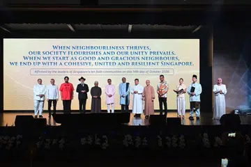 Sebanyak 10 pemimpin agama melakukan pembacaan Piagam Kejiranan termasuk Mufti Singapura, Dr Nazirudin Mohd Nasir (lima dari kiri) di majlis makan malam ulang tahun Pusat Harmoni dan Masjid An-Nahdhah di Hotel Ritz Carlton pada 14 Oktober.