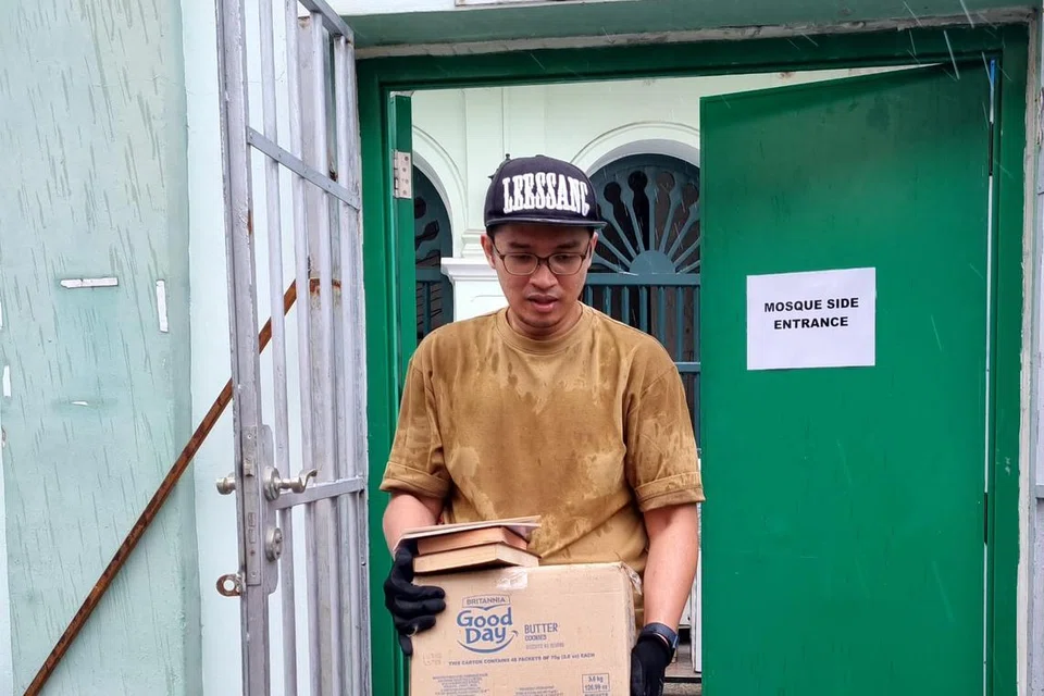 FAEDAH SEMUA: Rakan kongsi IDCS, Encik Muhammad Azuan Suid, mengumpul barangan yang mengandungi ayat suci Al-Quran daripada sebuah masjid. IDCS juga mengumpul dan membantu masjid untuk buang barangan Islam mereka dengan betul.