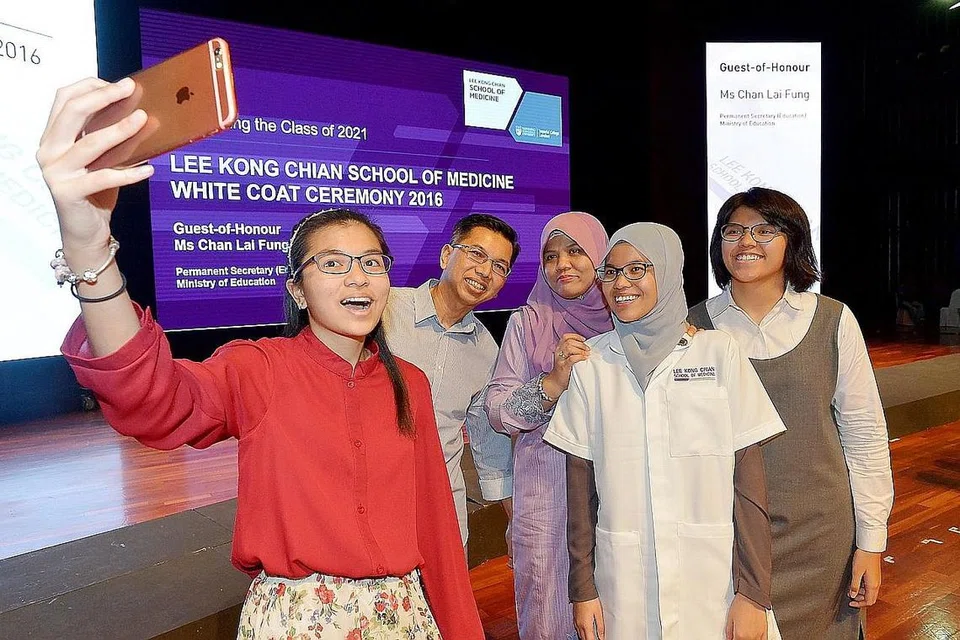 KELUARGA MENJADI PENDORONG UTAMA: (Dari kiri) Cik Nazira Nasuha, Encik Nazri Abu Noor, Cik Zainah Mohd, Cik Nadia Nasuha dan Cik Nabila Nasuha mengambil gambar 'wefie' selepas majlis induksi pelajar perubatan di NTU semalam. - Foto TUKIMAN WARJI